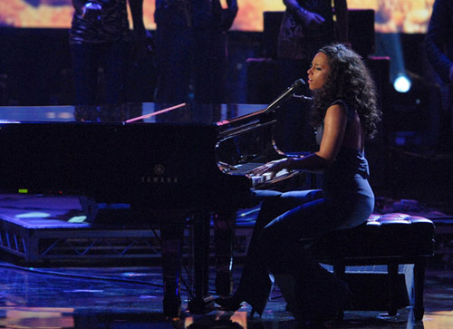 Alicia Keys performs â€œNo Oneâ€