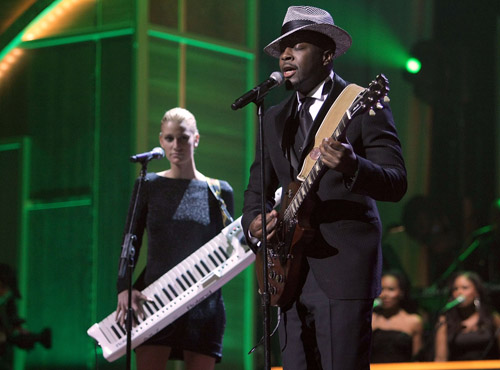 Wyclef Jean and Niia perform at the â€˜08 BET Honors