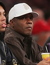 Barry Bonds at the Lakers game - March 9th 2008