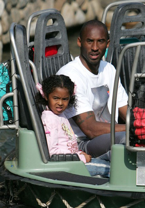 kobe bryant family photos 2010. Kobe Bryant Spends Time With
