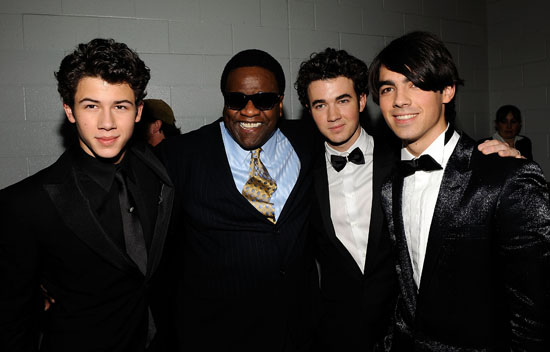Al Green & The Jonas Brothers // 2009 Grammy Awards (Backstage)