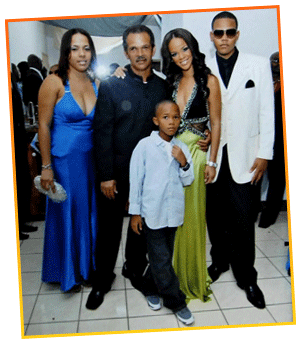 Rihanna, her dad (left of Rihanna), her brother (far right) and some of her other family members