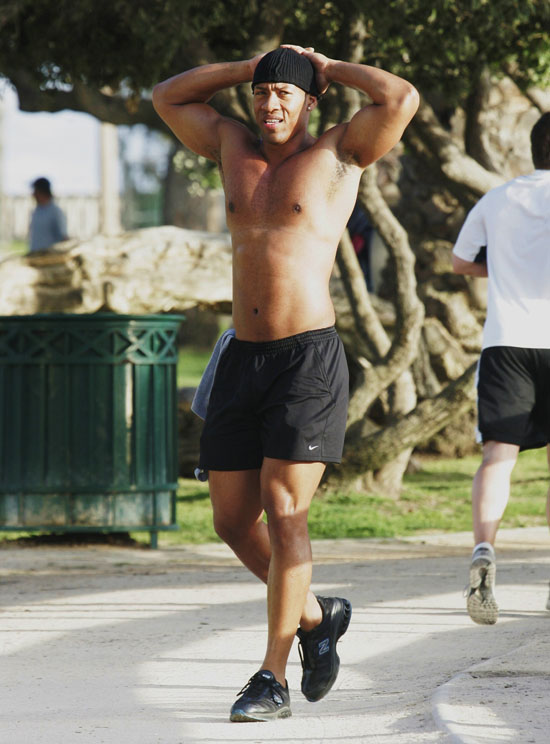 Ezra "Buddha" Masters working out in Malibu (Mar. 26th 2009)