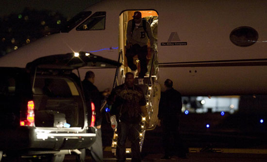 Chris Brown Arriving in Los Angeles (Mar. 2nd 2009)