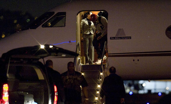 Chris Brown Arriving in Los Angeles (Mar. 2nd 2009)