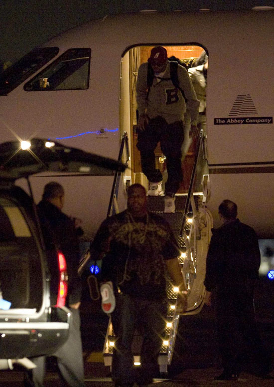 Chris Brown Arriving in Los Angeles (Mar. 2nd 2009)