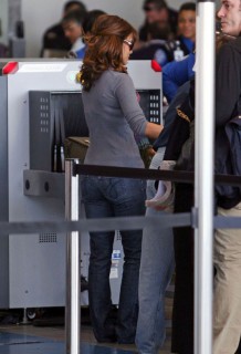 Halle Berry // LAX Airport (Mar. 18th 2009)