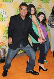 George Lopez & his daughters // 2009 Kids Choice Awards Red Carpet