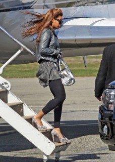 Beyonce arrives in Vancouver, BC (Mar. 31st 2009)