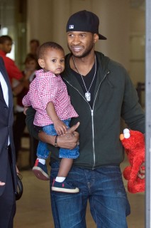 Usher IV and Usher V at LAX (Apr. 25th 2009)