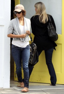 Halle Berry leaving Tracey Byron salon (Apr. 10th 2009)