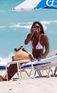 Kelly Rowland on the beach in Miami (Apr. 19th 2009)