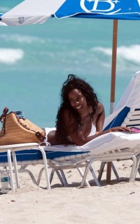 Kelly Rowland on the beach in Miami (Apr. 19th 2009)