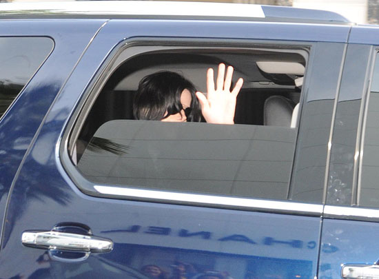 Michael Jackson leaving antiques store in Beverly Hills (Apr. 9th 2009)