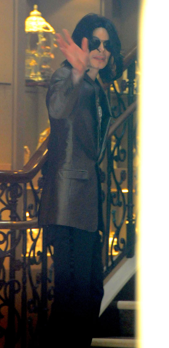 Michael Jackson leaving antiques store in Beverly Hills (Apr. 9th 2009)