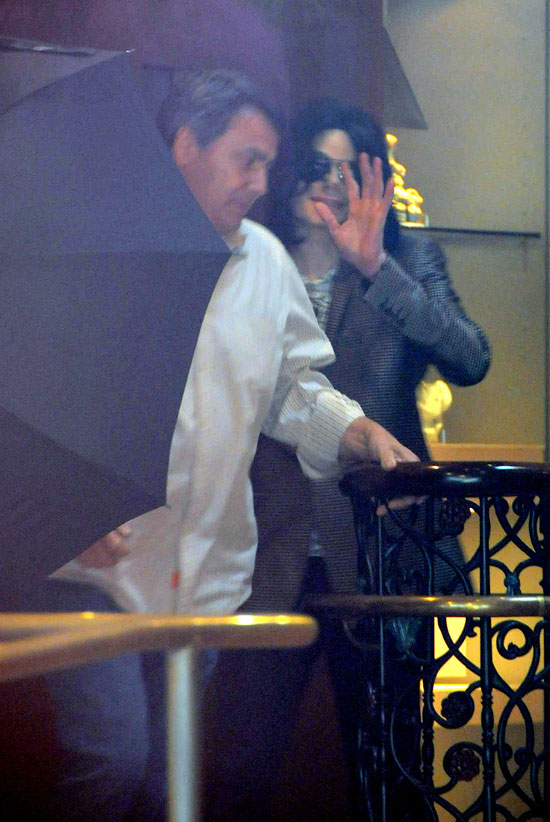 Michael Jackson leaving antiques store in Beverly Hills (Apr. 9th 2009)