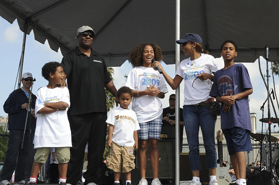 Holly Robinson Peete and her family at the 2009 Autism Speaks Walk Now of Autism event