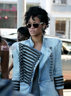 Rihanna shopping at the Bape store in LA (Apr. 17th 2009)