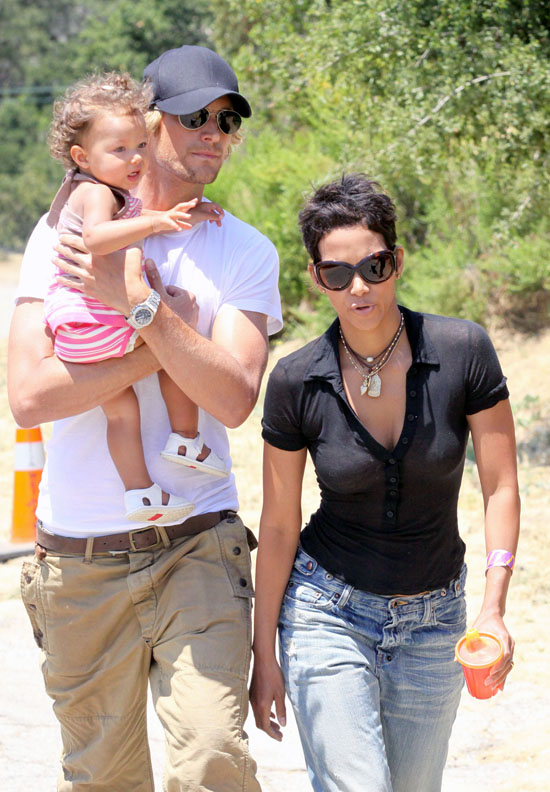 Halle Berry, Gabriel Aubry & Baby Nahla in Topanga Canyon, CA (May 24th 2009)