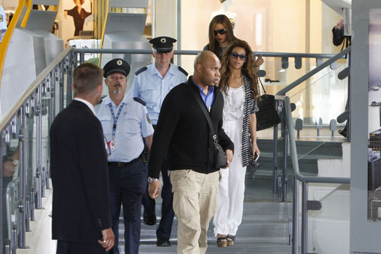 Beyonce at Tegel airport in Berlin, Germany (May 9th 2009)