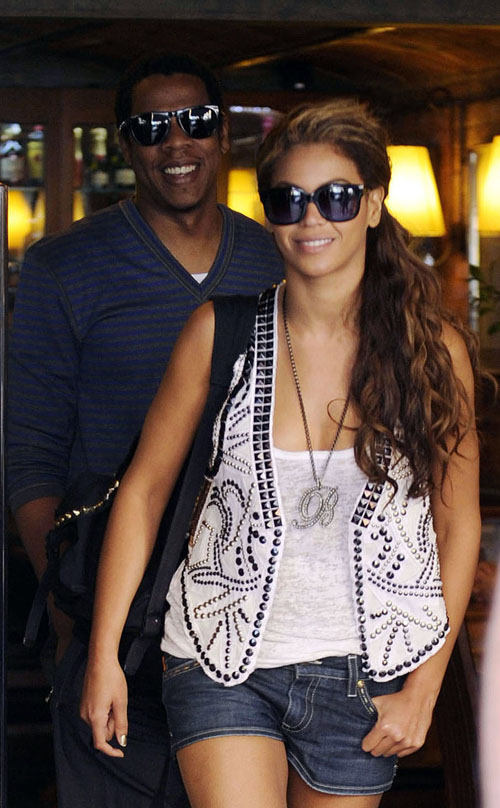 Beyonce & Jay-Z leaving restaurant in Barcelona, Spain (May 20th 2009)