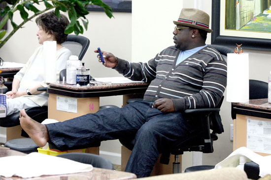 Cedric the Entertainer at a Beverly Hills Beauty Salon (May 27th 2009)