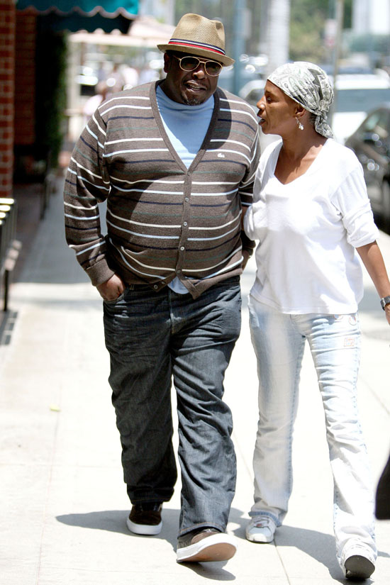 Cedric the Entertainer & Quween at a Beverly Hills Beauty Salon (May 27th 2009)