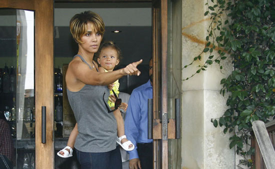 Halle Berry & her daughter Nahla leaving Barefoot Restaurant in West Hollywood (May 2nd 2009)