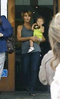 Halle Berry & her daughter Nahla leaving Barefoot Restaurant in West Hollywood (May 2nd 2009)