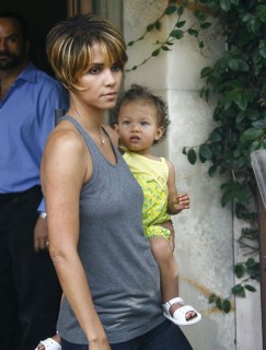 Halle Berry & her daughter Nahla leaving Barefoot Restaurant in West Hollywood (May 2nd 2009)