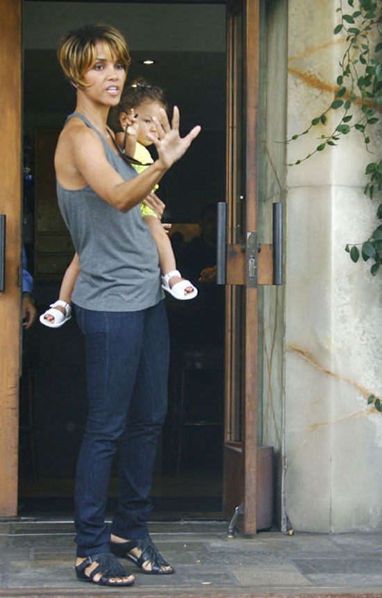 Halle Berry & her daughter Nahla leaving Barefoot Restaurant in West Hollywood (May 2nd 2009)