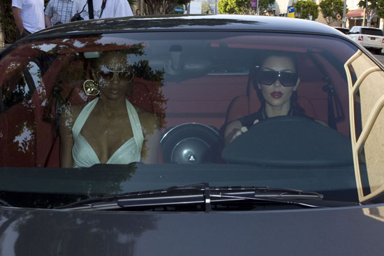 Ciara & Kim Kardashian at the Ivy in Beverly Hills (May 14th 2009)