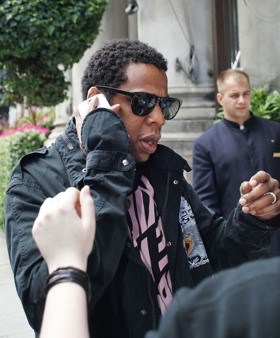 Jay-Z leaving Harvey Nichols in London (May 26th 2009)
