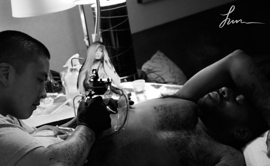 Jermaine Dupri getting his new Janet Jackson tattoo
