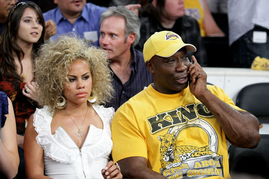 Michael Clarke Duncan & his girlfriend Vanessa Bozell // Lakers vs. Rockets Playoff Game (May 12th 2009)