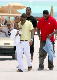 Usher & his son at Miami Beach (Apr. 28th 2009)