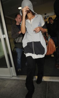 Beyonce leaving JFK Airport in NYC (June 10th 2009)