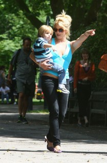 Britney Spears and her sons Jayden & Sean visit the London Zoo (June 16th 2009)