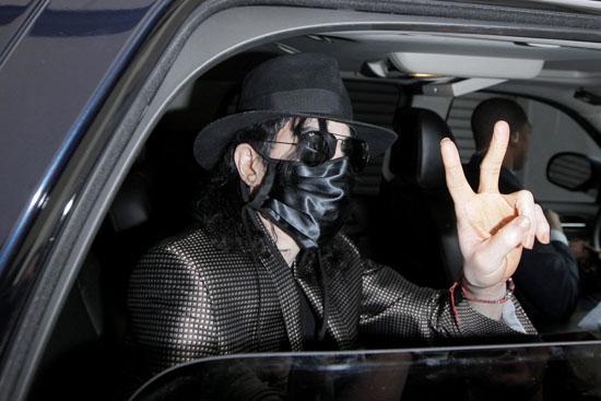 Michael Jackson leaving medical building in LA (June 9th 2009)