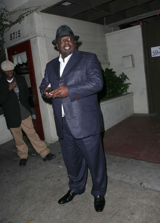 Cedric the Entertainer outside Guys and Dolls nightclub in Los Angeles (June 18th 2009)
