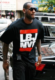 Lebron James outside Carol\'s Daughter in New York City (June 16th 2009)