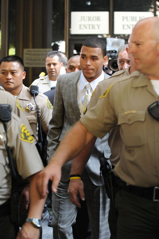 Chris Brown leaving Los Angeles courthouse (June 22nd 2009)