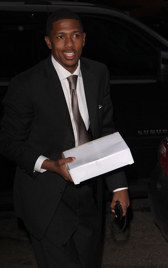 Nick Cannon outside his hotel in NYC (June 22nd 2009)