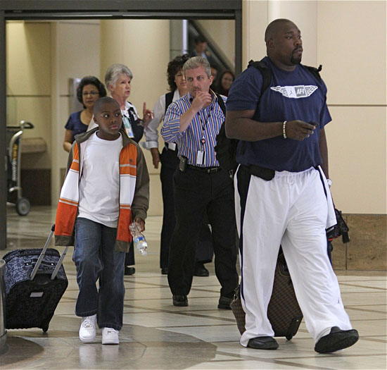 Warren Sapp at LAX airport with his son Warren Jr. (June 22nd 2009)