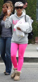 Angela Simmons filming scenes for Daddy\'s Girls (June 3rd 2009)