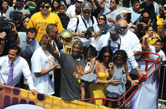 Kobe Bryant, his wife Vanessa and their daughters at a Parade following the Lakers Victory over the Magic in the 2009 NBA Championship