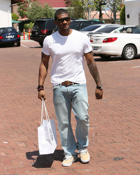 Usher shopping at Cross Creek in Los Angeles (June 2nd 2009)