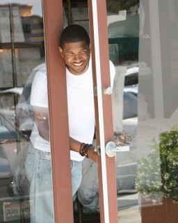 Usher shopping at Cross Creek in Los Angeles (June 2nd 2009)