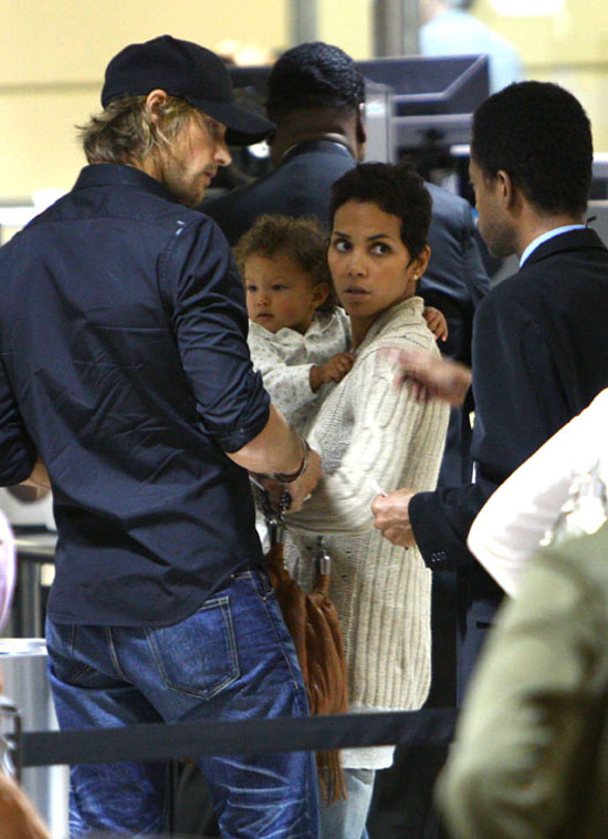 Halle Berry, Gabriel Aubry & their daughter Nahla at LAX Airport (July 1st 2009)