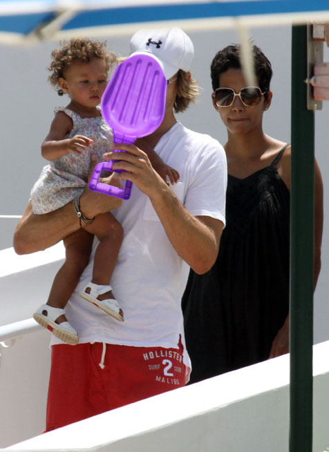 Halle Berry, Gabriel Aubry and their daughter Nahla poolside in Miami (July 7th 2009)